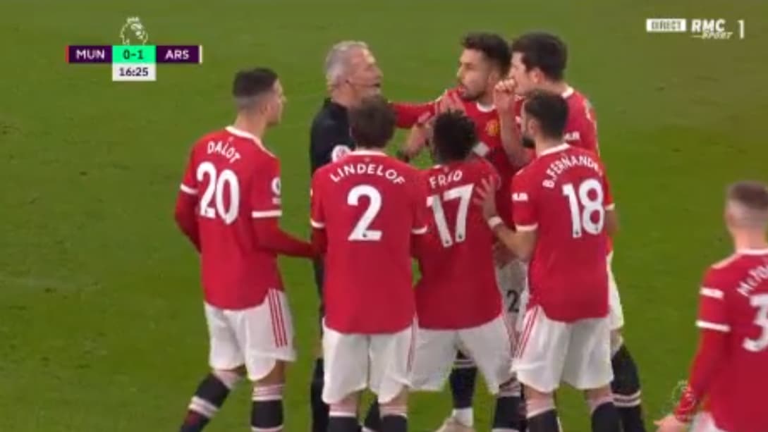 MU-Arsenal : les Red Devils contestent le but d'Arsenal auprès de l'arbitre MU-Arsenal : les Red Devils contestent le but d'Arsenal auprès de l'arbitre