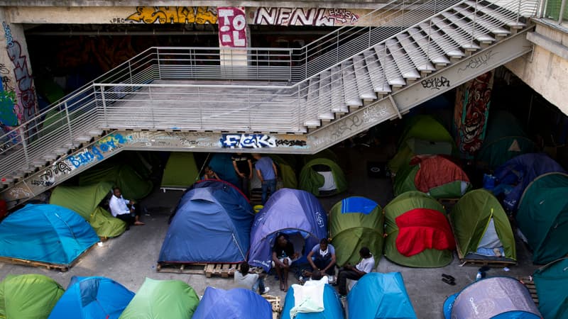 Des migrants près de la gare d'Austerlitz, le 3 août dernier.