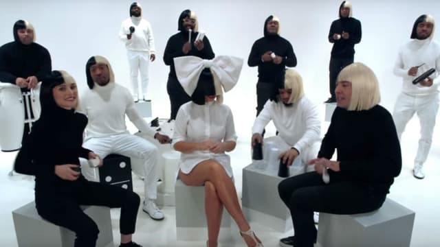 Natalie Portman et Sia dans le "Tonight Show" de Jimmy Fallon