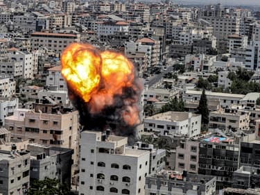 Un tir de l'armée israélienne frappe un bâtiment de Gaza, le 6 août 2022.