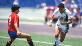 Tomas d'Espagne et Faouzi Mansouri d'Algérie lors du match de la Coupe du Monde de la FIFA entre l'Algérie et l'Espagne, à l'Estadio Tecnologico, Monterrey, Mexique, le 12 juin 1986.
