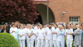 Des employés de l'hôpital de Reims rassemblés devant l'établissement le 23 mai 2023 pour un hommage à leur collègue mortellement agressée la veille