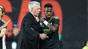 Carlo Ancelotti avec Vinicius Jr pendant un match du Real en novembre 2022