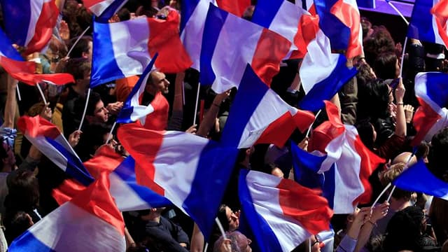 Partisans de Nicolas Sarkozy au palais de la Mutualité, à Paris. Responsables et militants de l'UMP veulent croire que la victoire de Nicolas Sarkozy reste possible malgré la deuxième place de leur champion, devancé dimanche au premier tour par François H