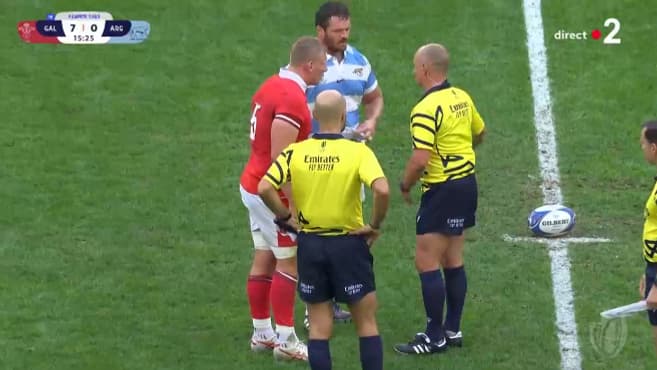 Pays de Galles-Argentine : l'arbitre Peco Peyper annonce aux capitaines qu'il ne peut plus arbitrer Pays de Galles-Argentine : l'arbitre Peco Peyper annonce aux capitaines qu'il ne peut plus arbitrer