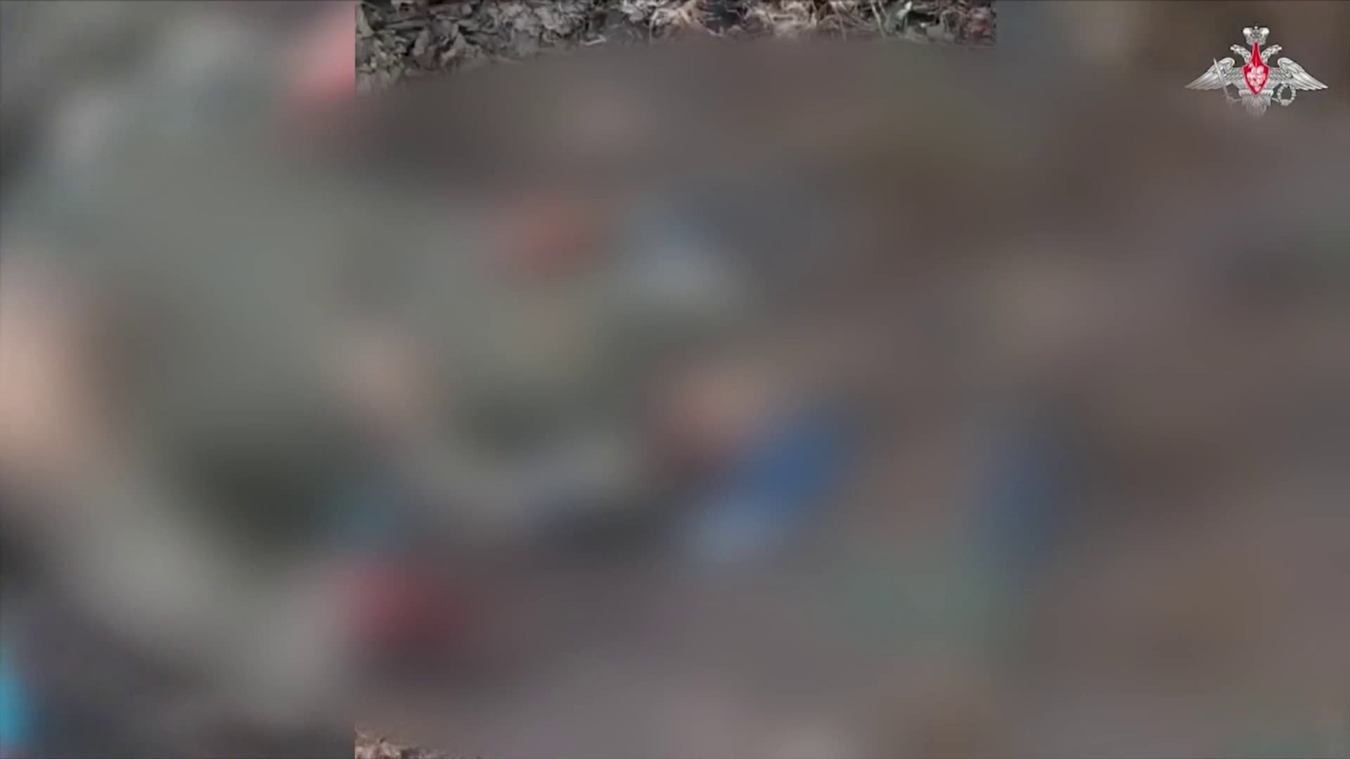 Une image non datée, communiquée par la Russie en août 2024, où un soldat russe pose à côté de la dépouille d'un soldat ukrainien.