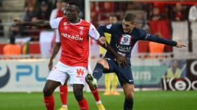 Marco Verratti en duel avec Lopy lors de Reims-PSG, le 8 octobre 2022