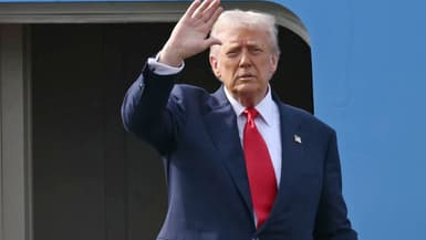 Le président Donald Trump salue de la main alors qu'il monte à bord d'Air Force One  à la base aérienne de Gimhae, située à côté de l'aéroport international de Gimhae à Busan, le 30 octobre 2025.