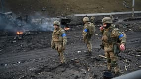 Des soldats ukrainiens sécurisent le site d'une bataille contre l'armée russe à Kiev