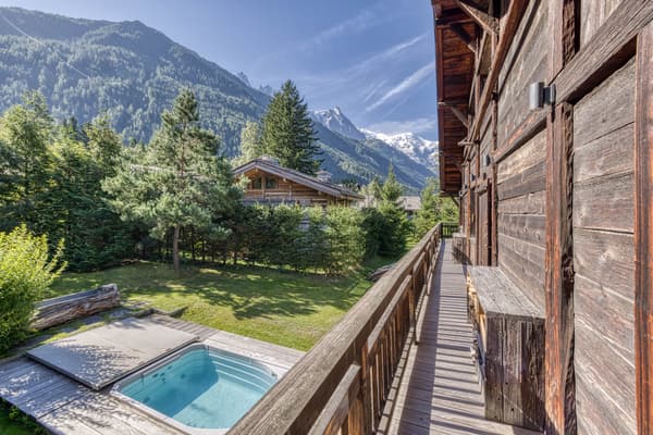 Ce chalet à Chamonix, mis en vente 10 millions d'euros par l'agence immobilière Barnes, dispose notamment d'une piscine extérieure.