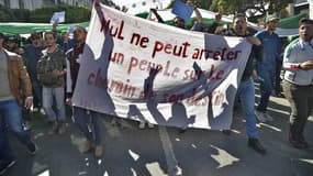 Des Algériens manifestent  ce vendredi contre un 5e mandat de Bouteflika. 