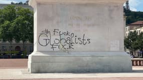 Des tags sur la statue de Louis XIV, place Bellecour à Lyon, le 5 juin 2024.