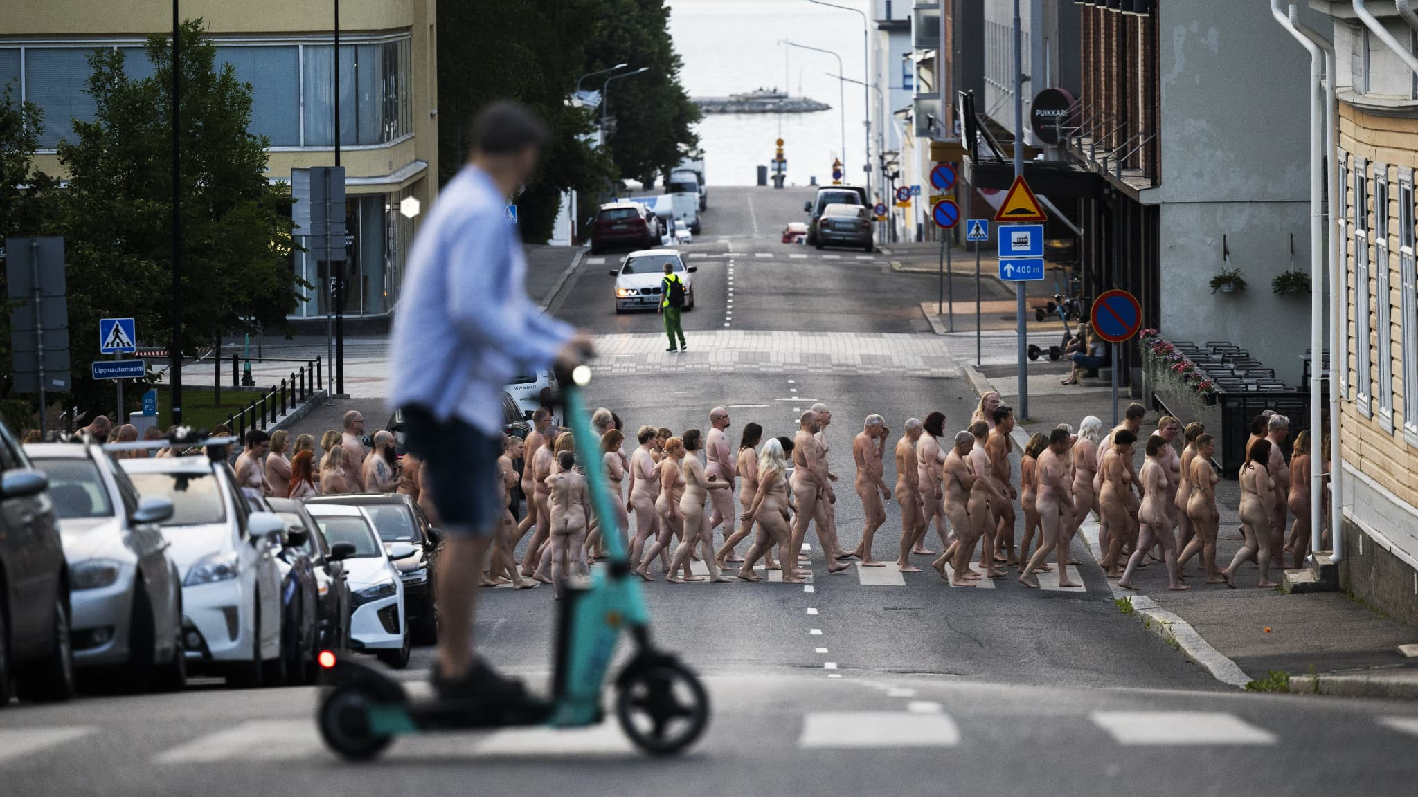 Les volontaires marchent du premier lieu où ils ont posé à un autre dans les rues de Kuopio, en Finlande.