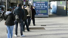 Des personnes font la queue pour se faire tester contre le Covid-19 dans une pharmacie à Marseille, le 10 janvier 2022. 