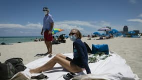 Diane, une infirmière venue de Houston au Texas, porte comme son mari un masque sur la plage de Miami le 16 juin 2020