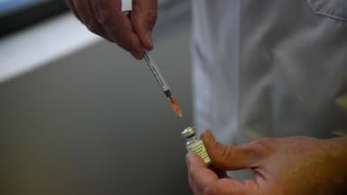 Un soignant préparant une dose de vaccin contre la variole du singe avec le produit Imvanex, le 3 août 2022 à Paris (Illustration)
