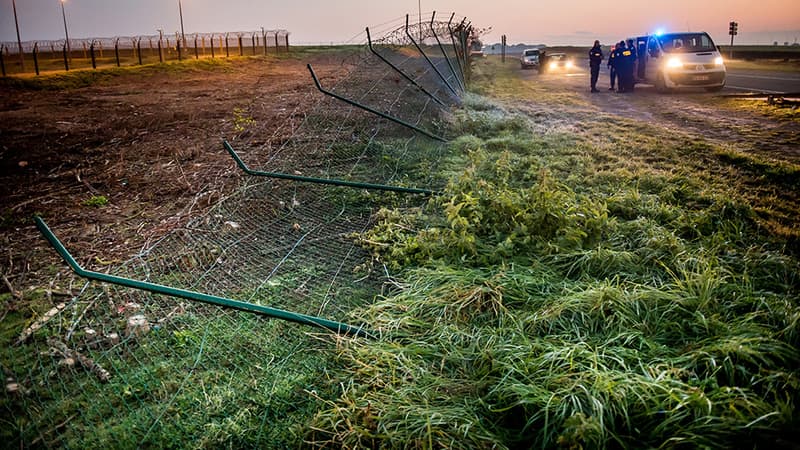 Sur le site Eurotunnel de Coquelles, à Calais, des migrants ont forcé des barrières, dans la nuit de vendredi à samedi, pour s'introduire dans le tunnel sous la Manche.