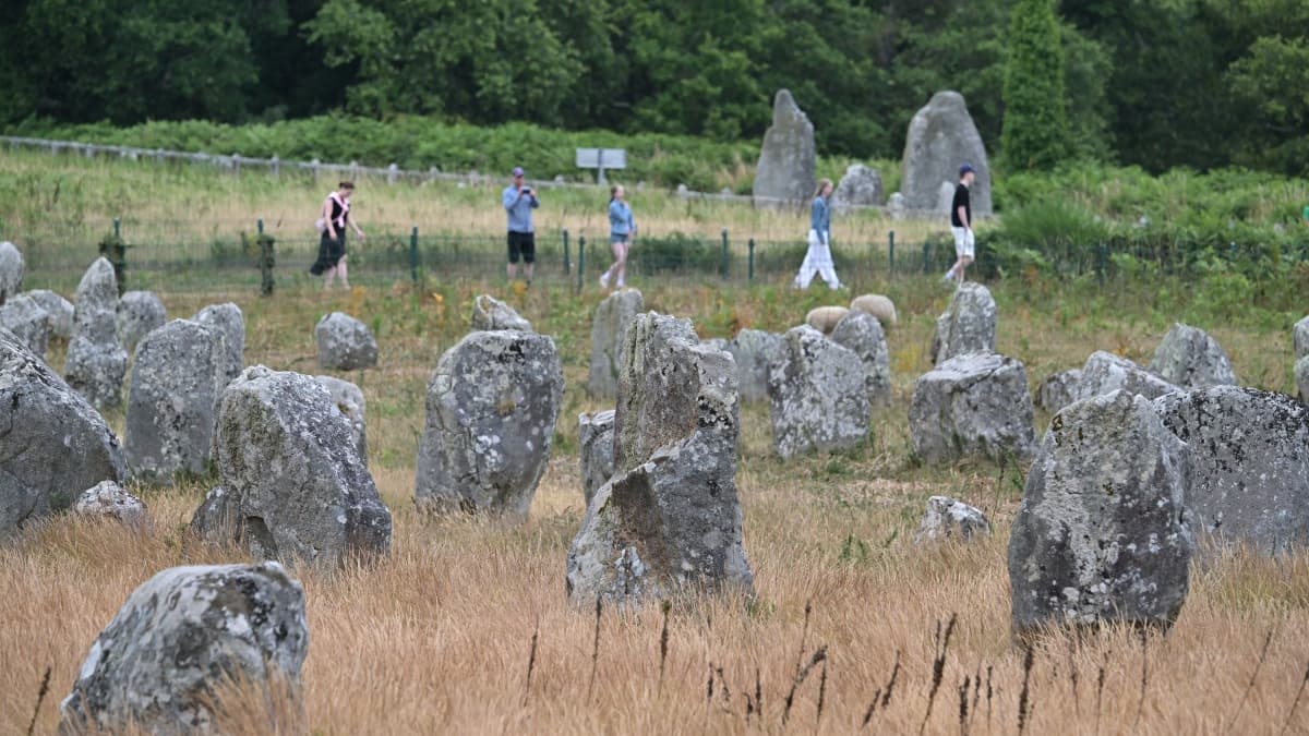 Turistas visitan los megalitos de Carnac el 27 de junio de 2025