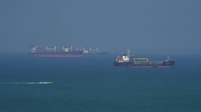 Des navires pétroliers naviguent dans le détroit d'Ormuz au large de l'île iranienne de Qechm, le 28 avril 2026 (photo d'illustration).