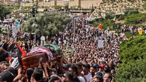 Le cercueil de la journaliste d'Al-Jazeera Shireen Abu Akleh porté par la foule à Jérusalem, le 13 mai 2022