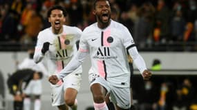 La joie du milieu de terrain néerlandais du Paris Saint-Germain, Georginio Wijnaldum, après avoir égalisé (1-1) face à Lens, lors de la 17e journée de Ligue 1, le 4 décembre 2021 au Stade Bollaert-Delelis