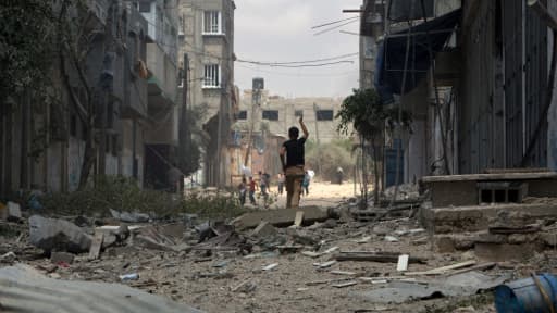 Un Palestinien au milieu des ruines, à Gaza.