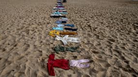 Une photo publiée le 8 février 2024 par le groupe Led By Donkeys montrant une installation de 5 km de long faite de vêtements d'enfants sur la plage de Bournemouth dans le sud de l'Angleterre, dans le cadre d'une campagne visant à dénoncer le nombre d'enfants qui auraient été tués pendant la guerre à Gaza. 