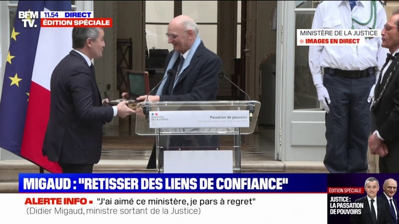 Didier Migaud, ministre sortant de la Justice, remet les sceaux de la République à Gérald Darmanin, le ministre entrant