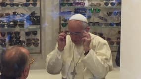Le Pape François a essayé plusieurs montures pendant 40 minutes.