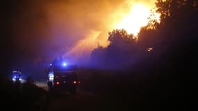 Des pompiers luttent contre les flammes, en Haute-Corse, le 22 octobre 2017.