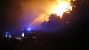 Des pompiers luttent contre les flammes, en Haute-Corse, le 22 octobre 2017.