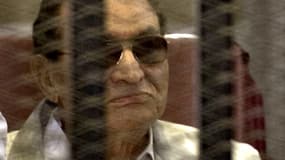 Hosni Moubarak derrière la grille des accusés lors de son procès à l’académie de police, le 8 juin.