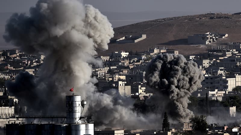 De la fumée s'élève au-dessus de la ville de Kobané, en Syrie, le 10 octobre 2014.