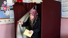 Dans un bureau de vote à Istanbul. Les électeurs turcs se rendent aux urnes ce dimanche pour un scrutin législatif qui devrait accorder un troisième mandat au Premier ministre Recep Tayyip Erdogan et lui donner l'occasion d'amender la Constitution. /Photo
