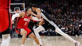 Victor Wembanyama face à Dillon Brooks lors du match San Antonio-Houston (101-103, NBA), le 12 mars 2024
