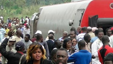 Les passagers quittent le site de l'accident le 21 octobre.