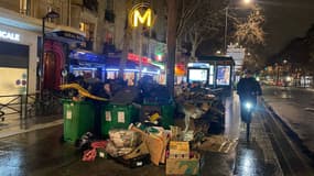 Les poubelles s'accumulent dans le 14e arrondissement de Paris en marge de la grève des éboueurs dans la capitale.