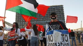 Des manifestants dénoncent le projet du gouvernement d'annexer des pans de Cisjordanie occupée, sur la place Rabin à Tel-Aviv, le 6 juin 2020