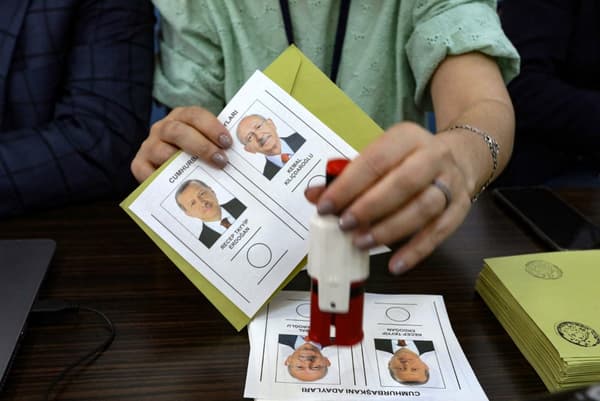 Bulletin montrant les images des deux candidats à la présidence turque, avant le second tour de l'élection présidentielle qui se tient ce dimanche