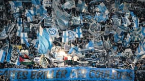 Les supporters de l'Olympique de Marseille déploient banderoles et drapeaux avant le match de Ligue 1 contre le Paris Saint-Germain le 31 mars 2024 au stade Vélodrome à Marseille