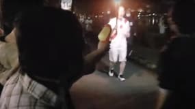 Une manifestante a tenté d'éteindre la flamme olympique avec un pistolet à eau