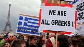 "Nous sommes tous des Grecs", peut-on lire sur une pancarte brandie par un manifestant place du Trocadéro à Paris. Un millier de personnes ont manifesté samedi à Paris dans le cadre d'une journée internationale de soutien à la population grecque soumise à