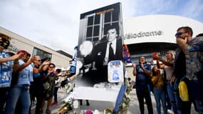 Les hommages des Marseillais à Bernard Tapie au stade Vélodrome