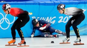 Sébastien Lepape (au centre) éliminé du 1500m en short-track lors des JO de Pekin 2022