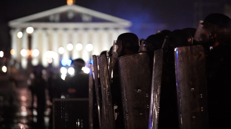 Les CRS sécurisent la place de la Concorde à Paris après un rassemblement spontané contre la réforme des retraites le 17 mars 2023