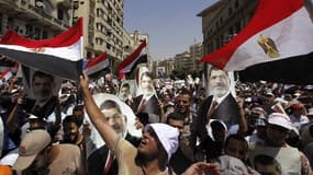 Lors d'une manifestation de partisans des Frères musulmans et de Mohamed Morsi lundi au Caire. Les autorités égyptiennes ont ordonné vendredi la détention pendant 15 jours de l'ex-président déchu, sous l'accusation multiple d'assassinats et de kidnapping