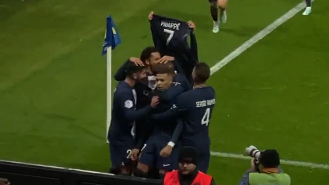Achraf Hakimi brandit le maillot de Kylian Mbappé