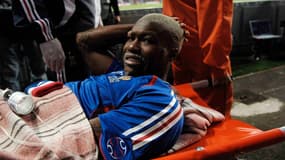 Djibril Cissé évacué sur une civière lors de France-Chine en mai 2006