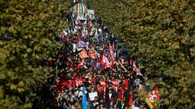 Des personnes défilent à Marseille lors d'une manifestation organisée dans le cadre d'une journée nationale d'action et de grève dans la fonction publique, le 5 décembre 2024