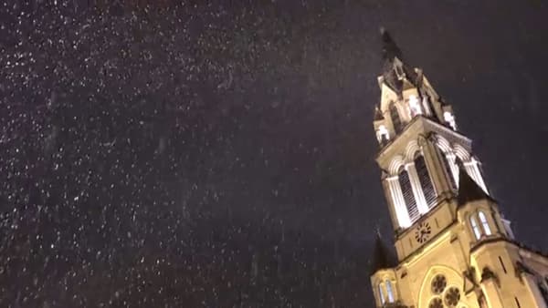 Les premiers flocons sont tombés ce jeudi soir sur Lyon. Les premiers flocons sont tombés ce jeudi soir sur Lyon.